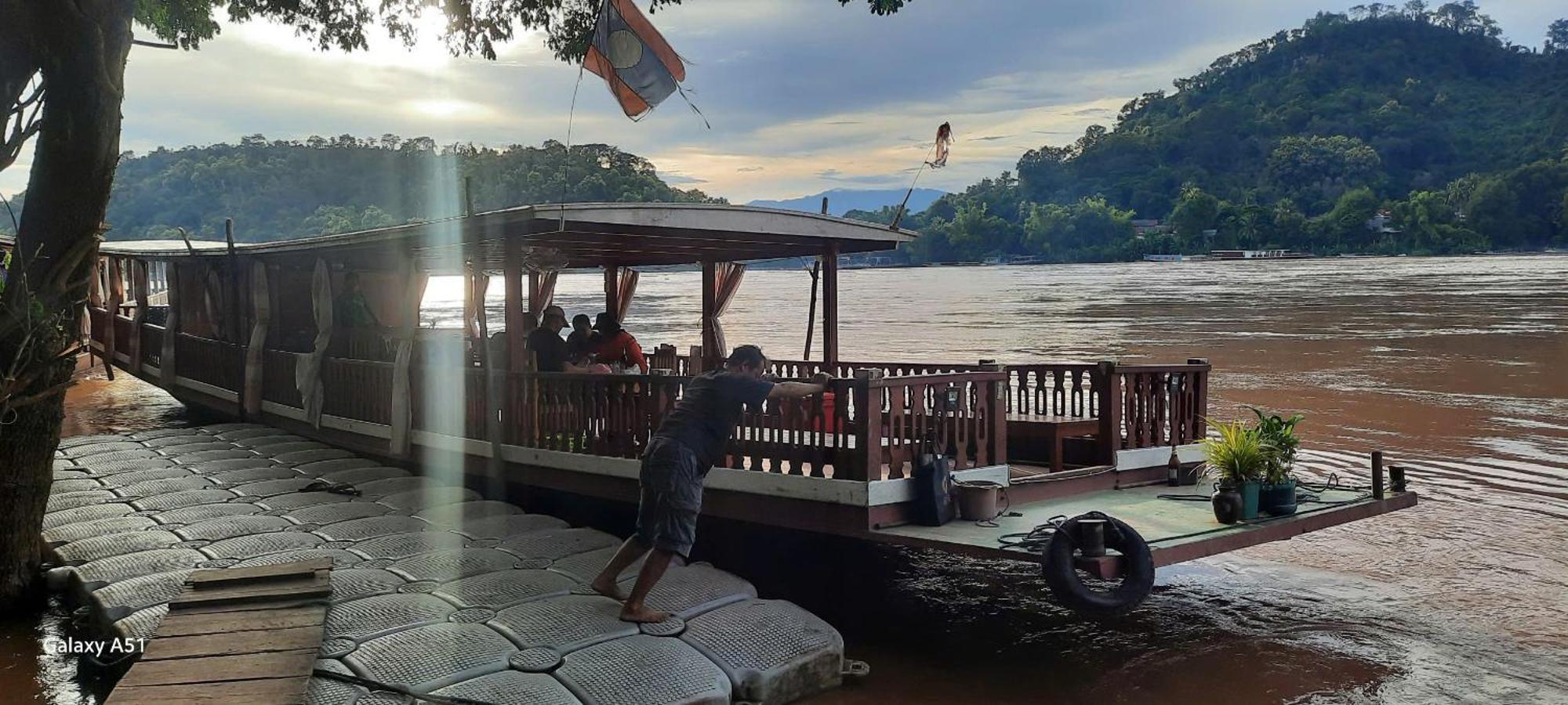 Aurora Backpackers Hostel ルアンパバーン エクステリア 写真
